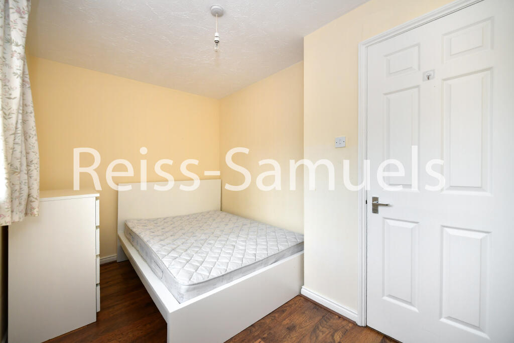 5 bedroom terraced house for rent