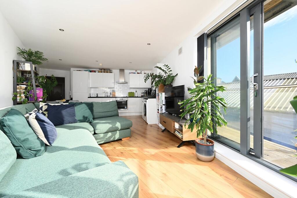 Apartment in Adur, West Sussex - More