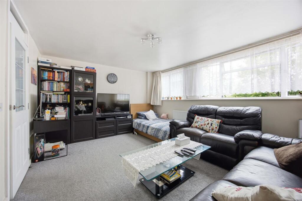 Apartment in London, Yiewsley - View 2
