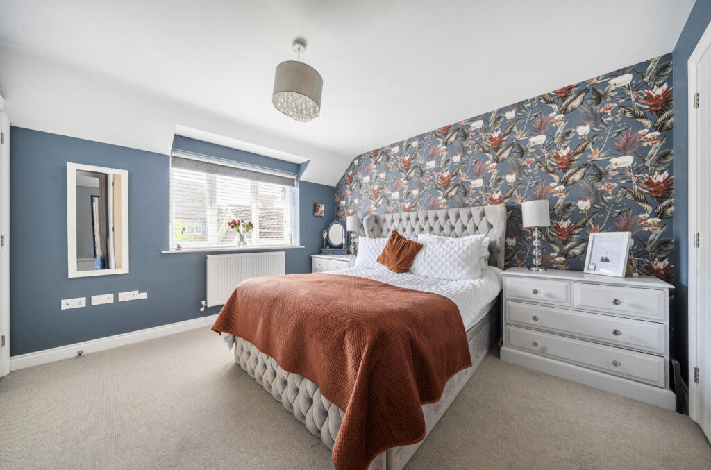 House in Wokingham, Cavendish Park, Emmbrook - More