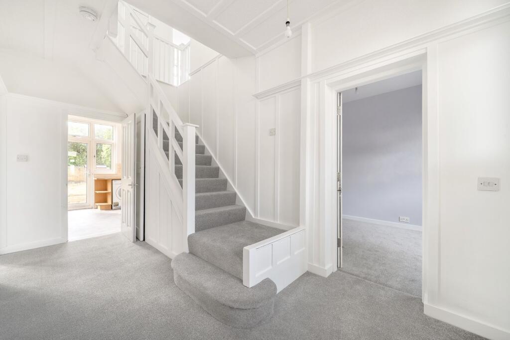 House in London, Royal Borough of Kingston upon Thames - More