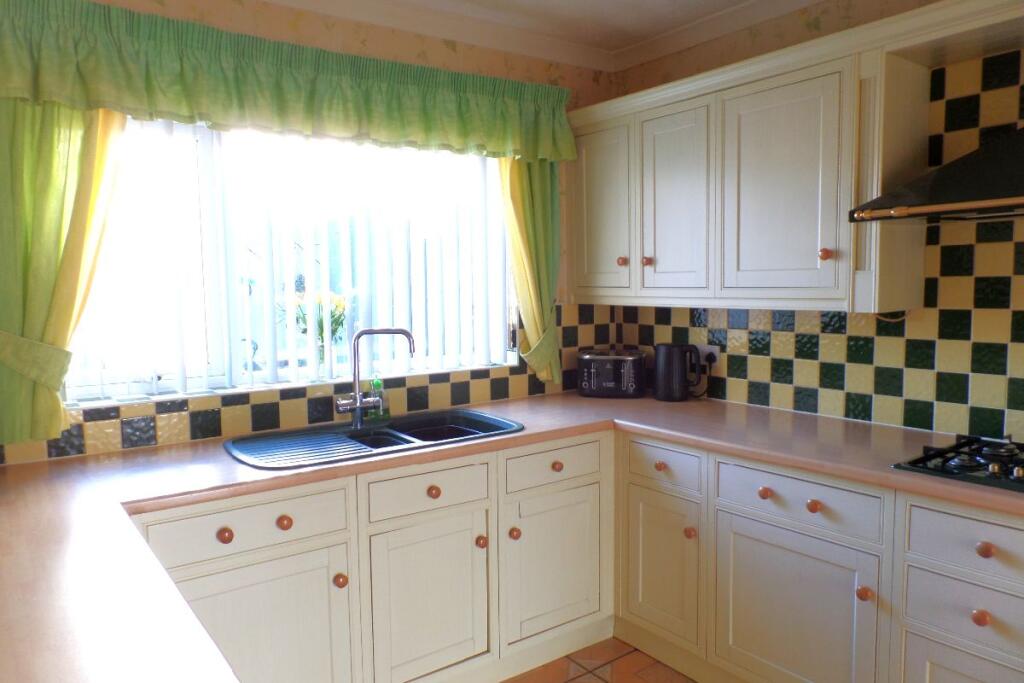 House in Cardiff, Bryncyn, Pentwyn - More