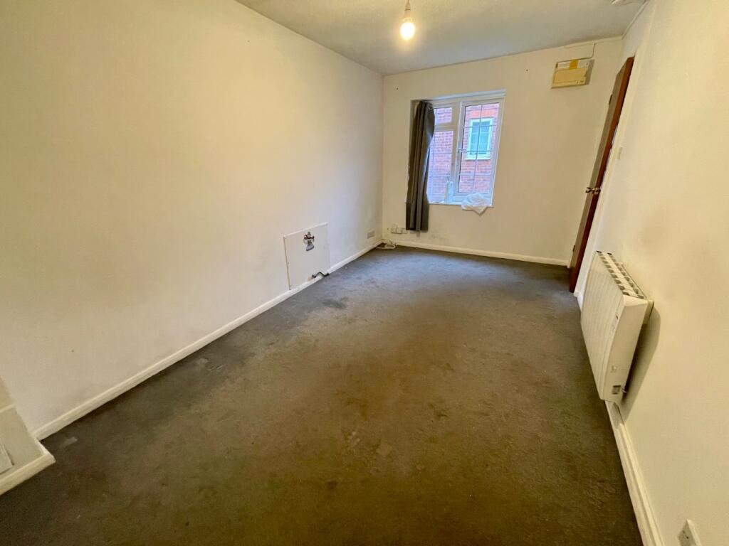 Ormsby Close, Luton, Bedfordshire, LU1 3SN photo 2