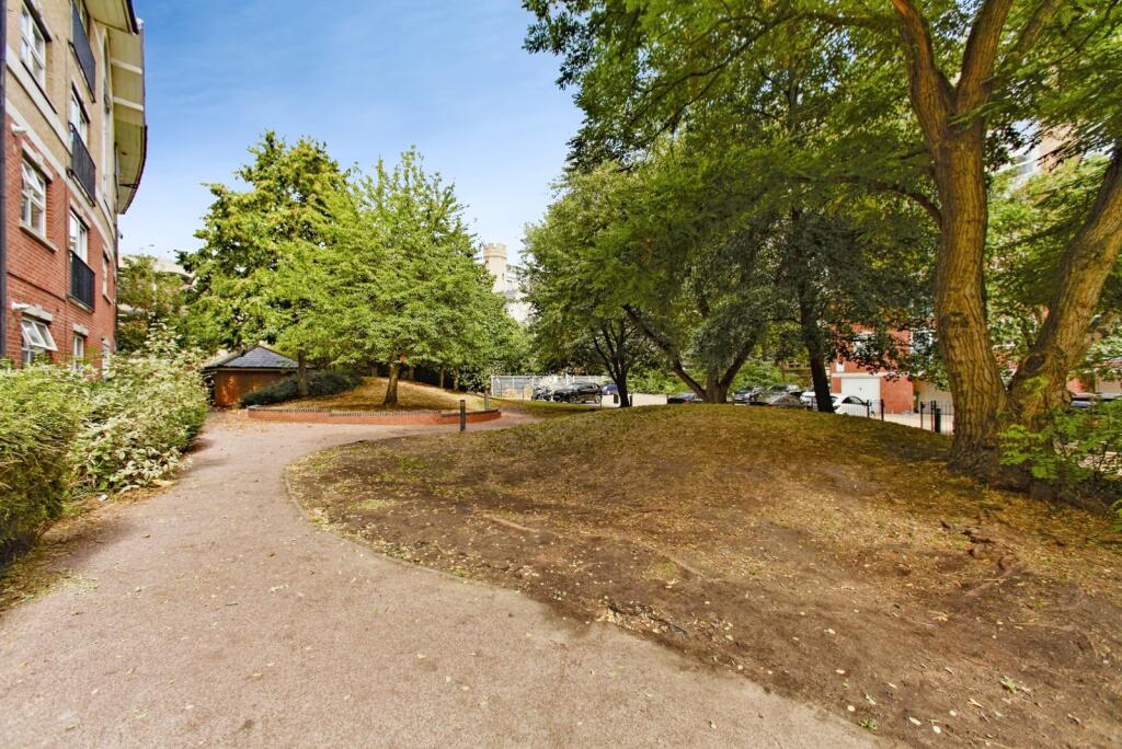 Apartment in Croydon - More