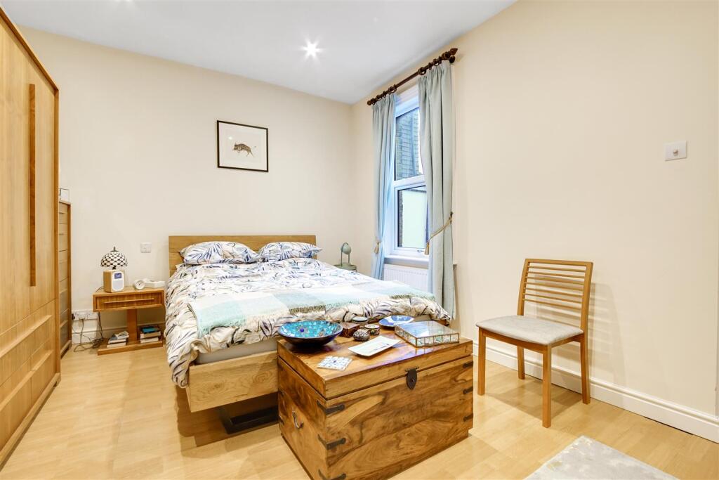 Holly Road, Hampton Hill, TW12 - More