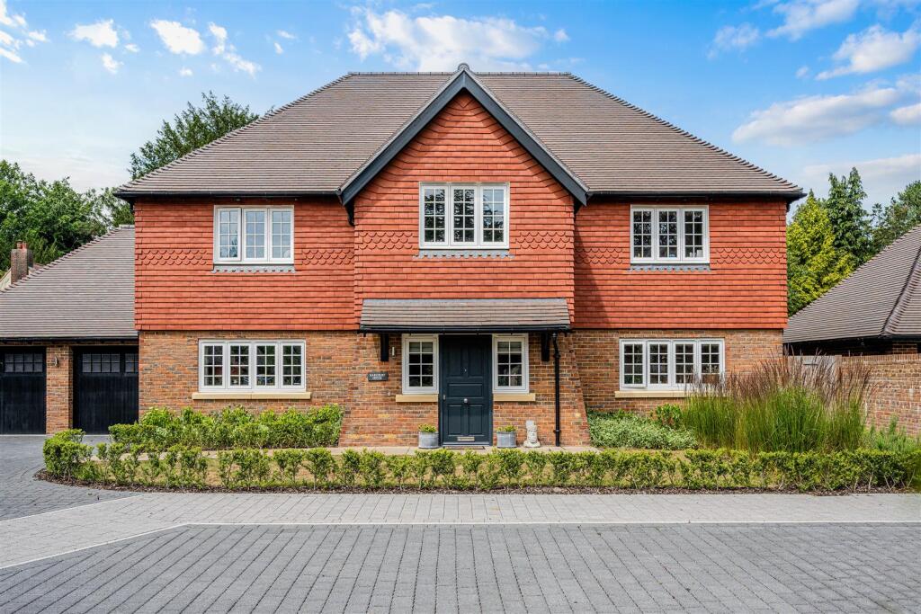 4 bedroom detached house for sale in Chequers Lane, Walton On The