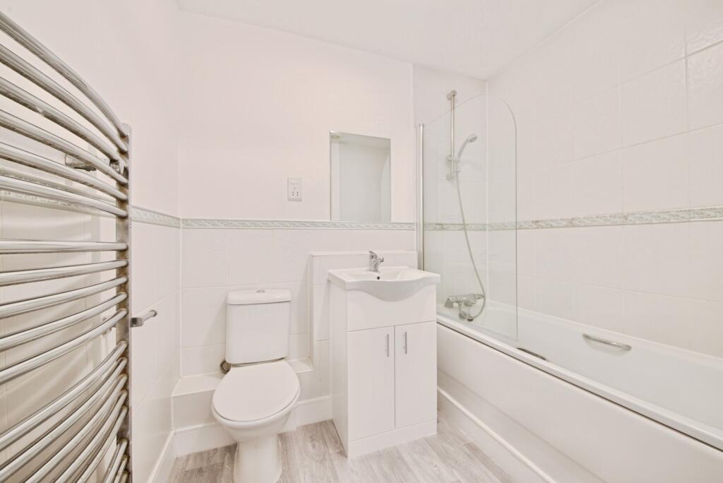 Apartment in London, Rush Green - View 4