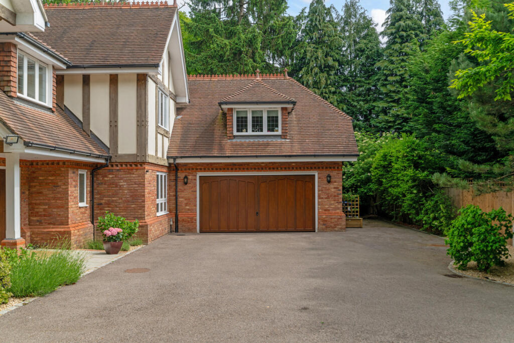 Gregories Road, Beaconsfield, HP9 - View 2