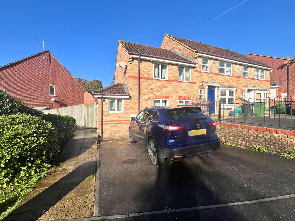 2-bed terraced on Cottrell Close, Hungerford, £325,000