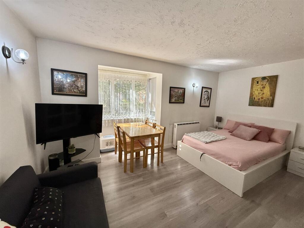 Pasteur Close, Colindale, NW9 photo 2