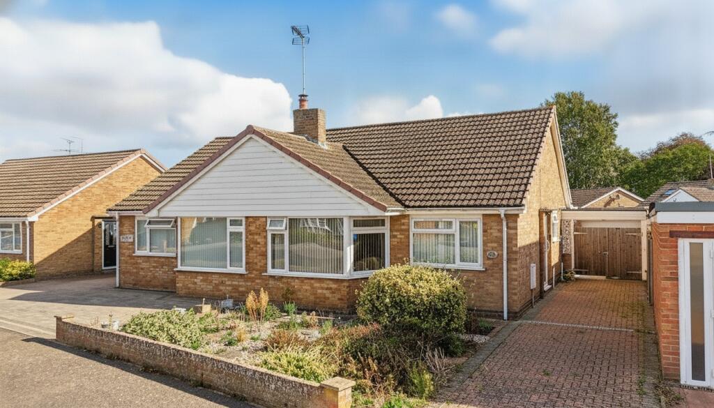 2-bed bungalow on Hamilton Crescent, Sittingbourne, Kent, ME10 1HZ, £325,000