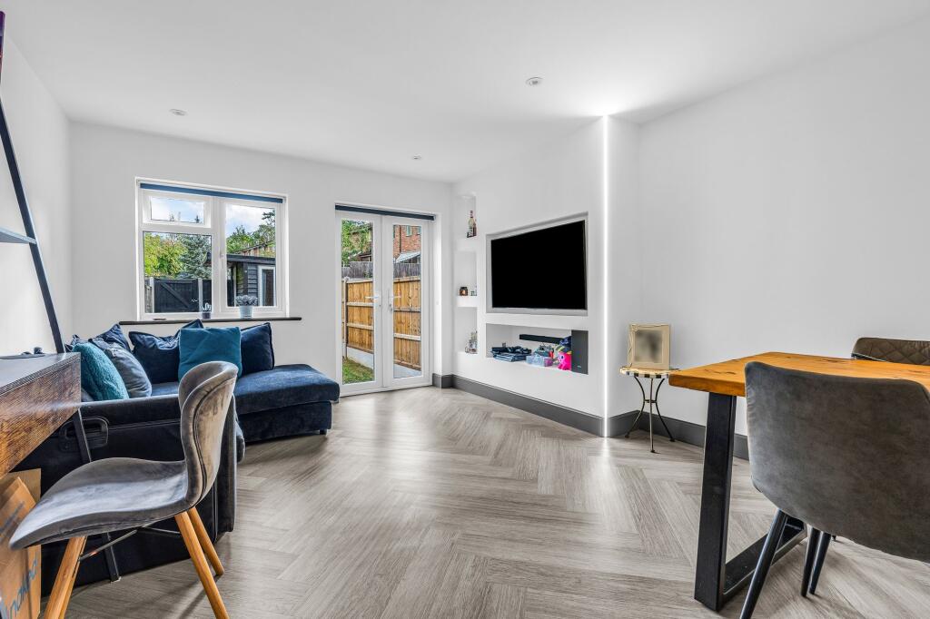 Wheatsheaf Drive, Ware, SG12 photo 3