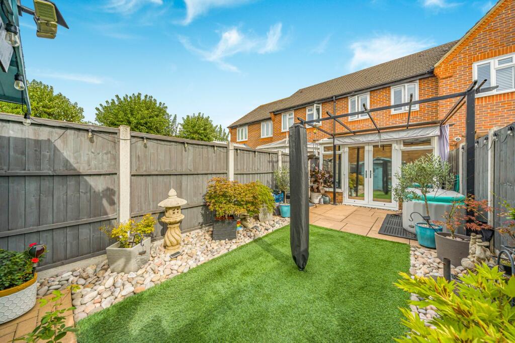 House in Spelthorne, Sunbury Common, Charlton - More