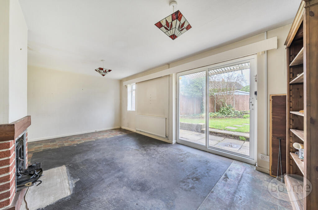 Laburnum Road, Woking, Surrey, GU22 photo 4