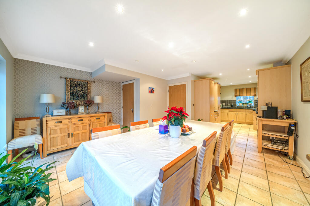 Anzio Gardens, Caterham, CR3 photo 3