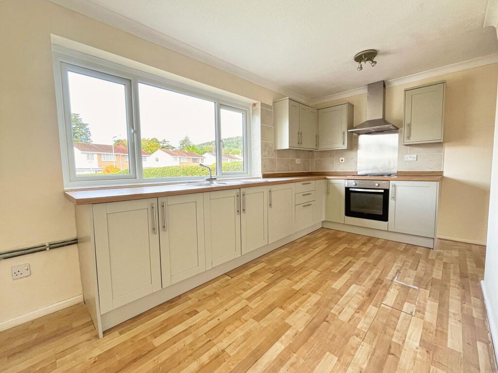 Forest Hills Drive, Talbot Green, CF72 photo 3