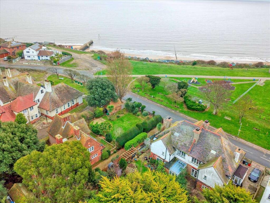 Naze Park Road, Walton on the naze photo 2