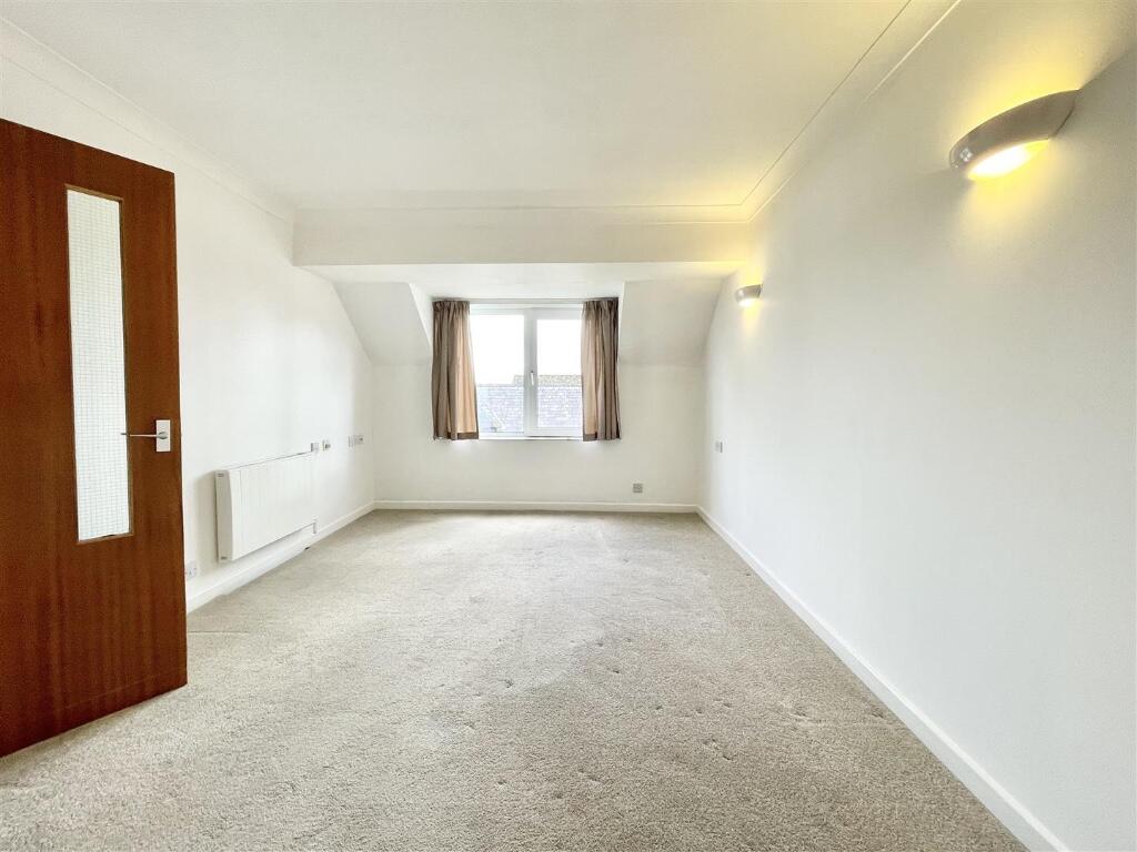 Apartment in Gloucester - View 4