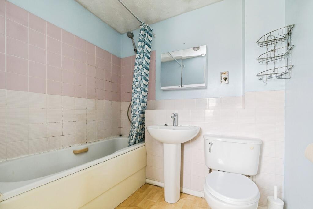 Apartment in Epping Forest, Loughton - More