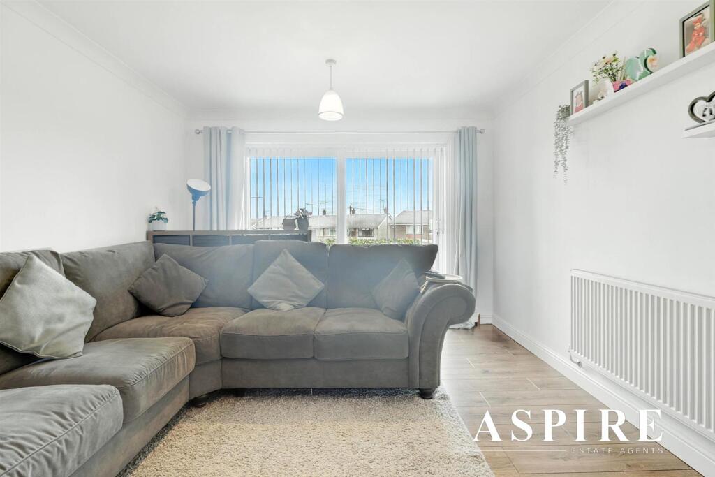**Long lease of 173 years** Stanford Hall, Gordon Road, Corringham, Stanford-Le-Hope photo 4
