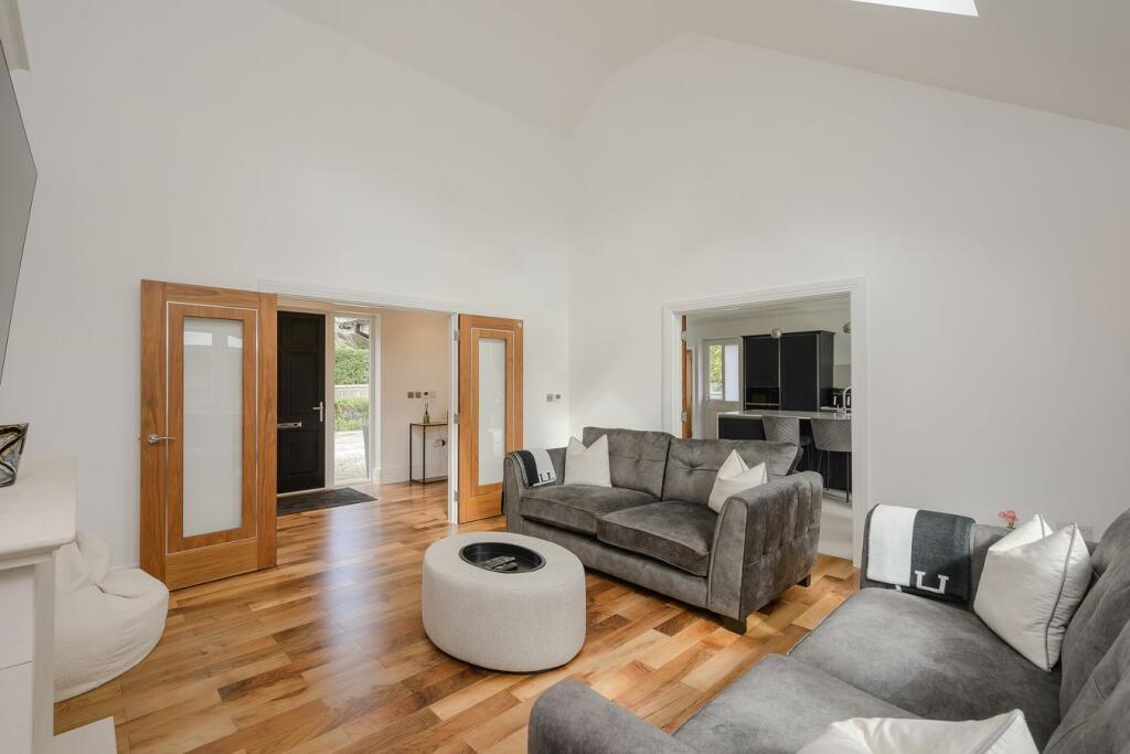 House in Kingston upon Thames - More