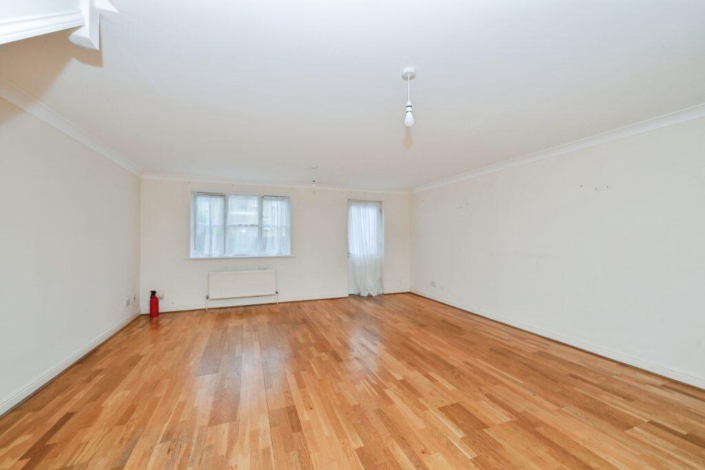 Hodson Place, Enfield, EN3 6XE – další