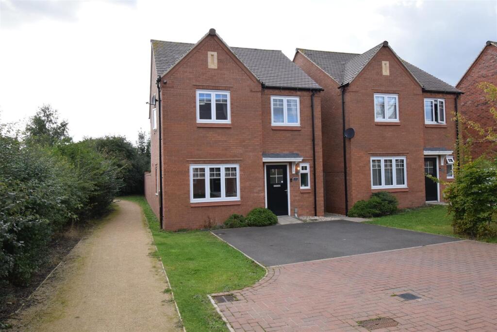 3-bed detached on Ferny Close, Overseal, Swadlincote, £297,000