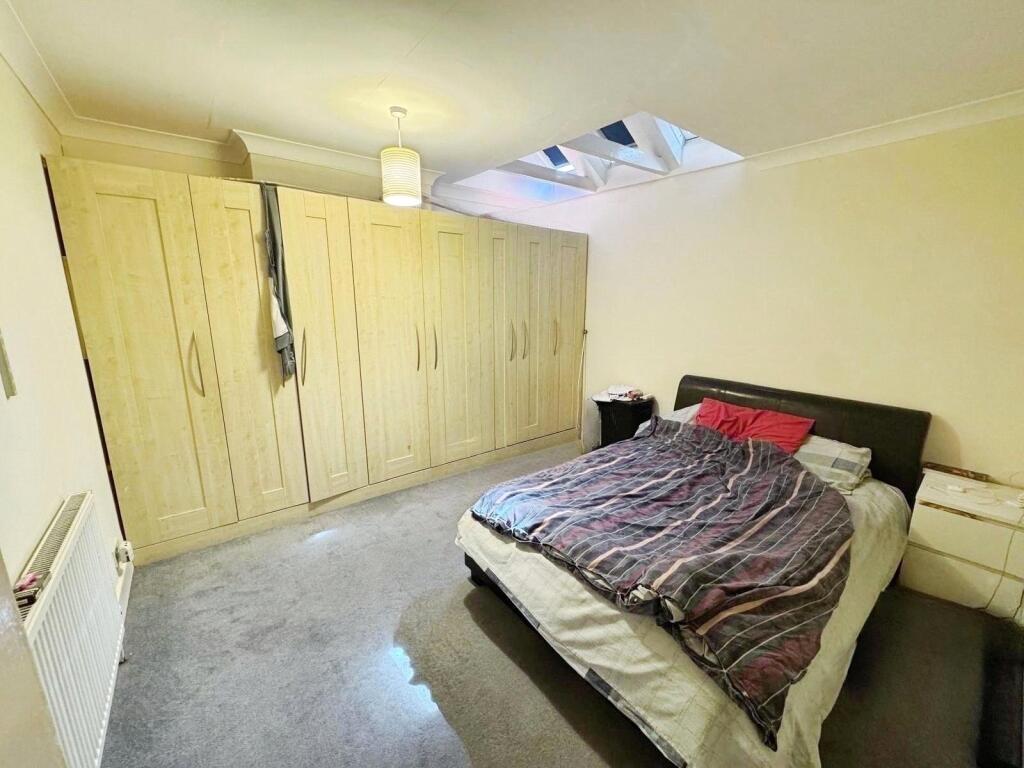 Apartment in Runnymede, Englefield Green - More
