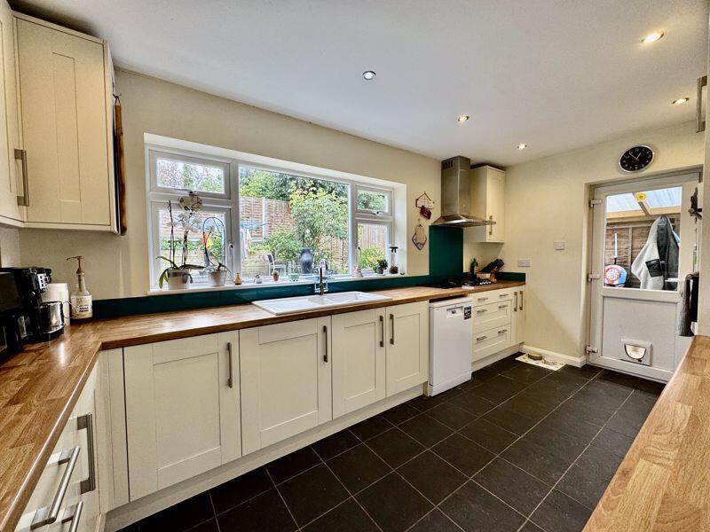 Wooburn Green - Tastefully Extended photo 4