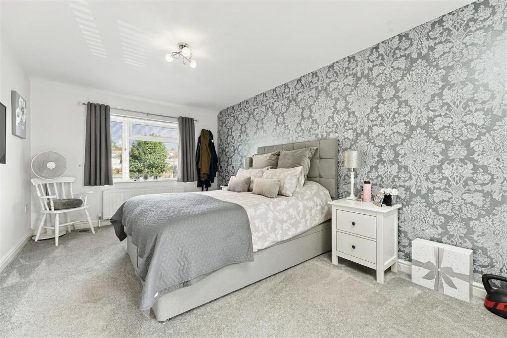 House in Bristol, Goosegreen, Frampton Cotterell - More