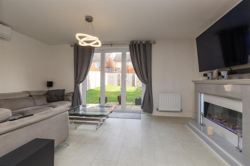 4, Littlewood Close photo 3