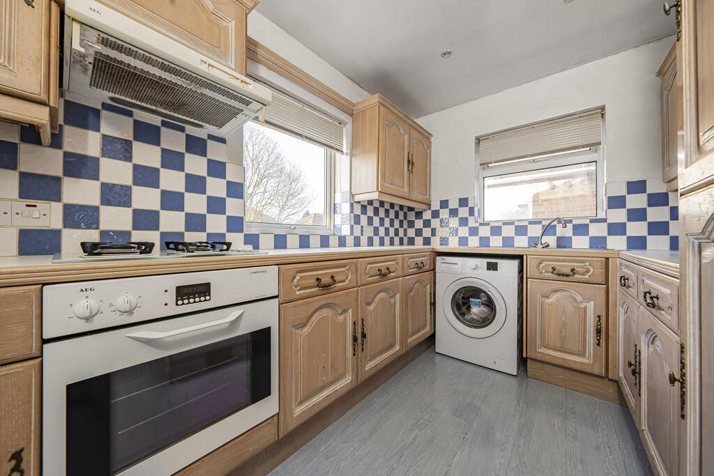 Lansbury Drive, Hayes photo 3