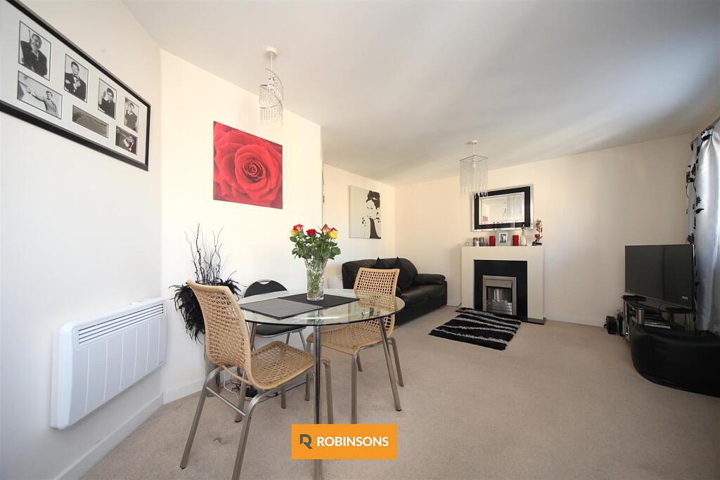 Apartment in Dunstable, Central Bedfordshire - View 2
