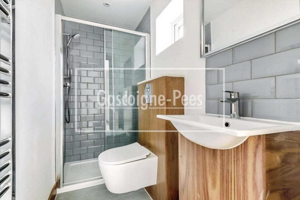 Apartment in Surrey Heath, Surrey - More