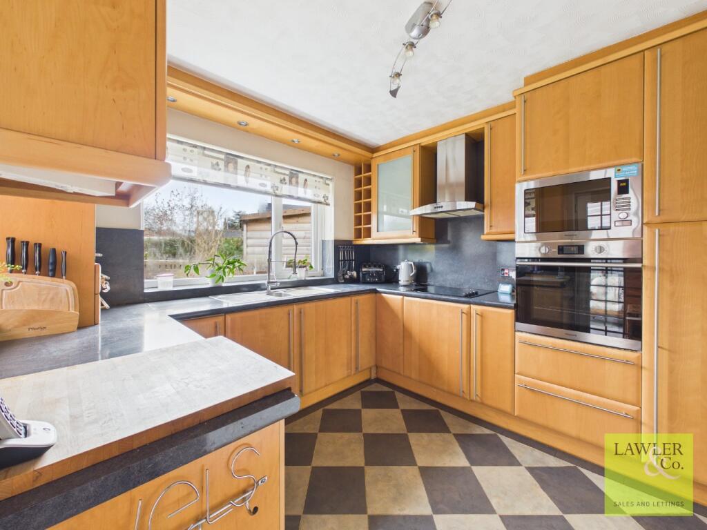 Sandringham Drive, Poynton, Stockport, Cheshire, SK12 1JQ photo 2