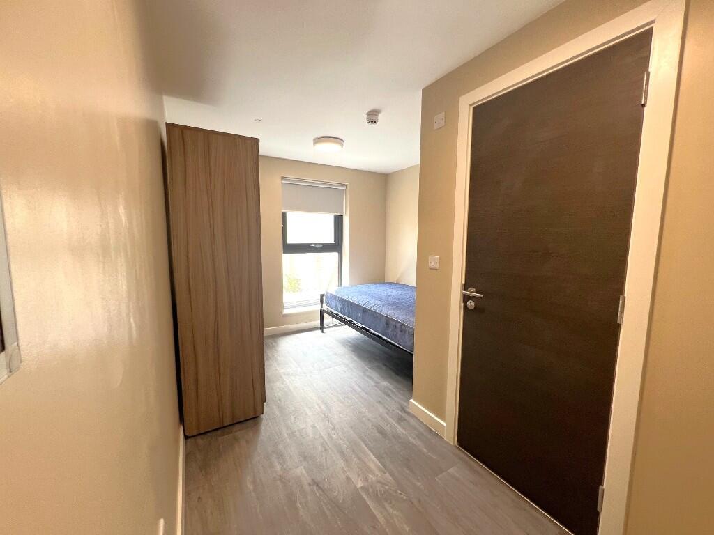 5 bedroom flat for rent