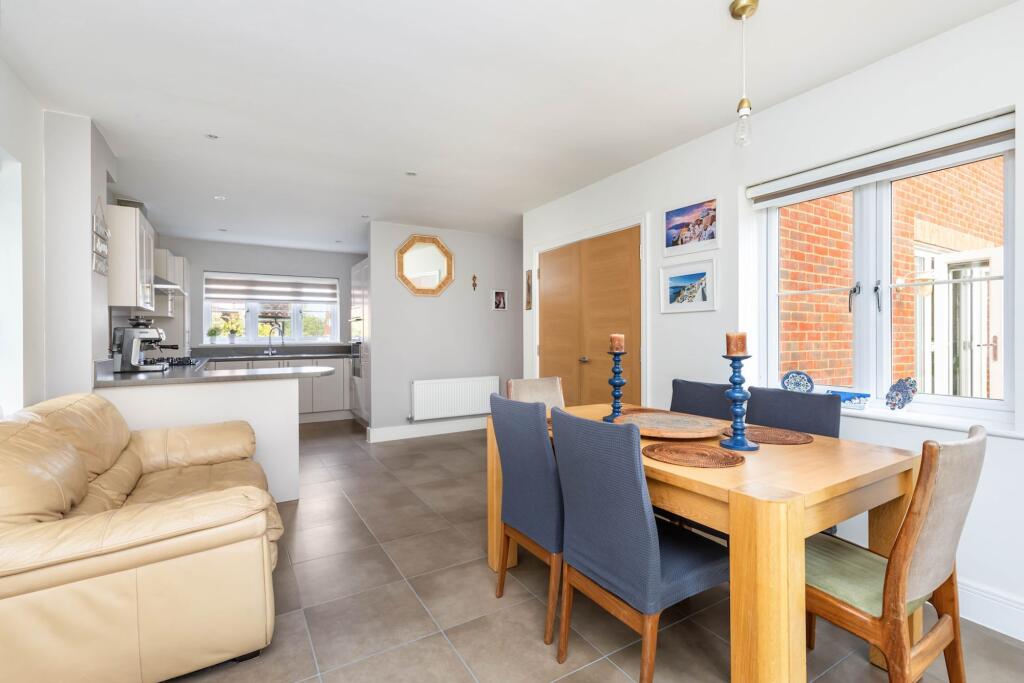 House in Horsham, Broadbridge Heath - View 5