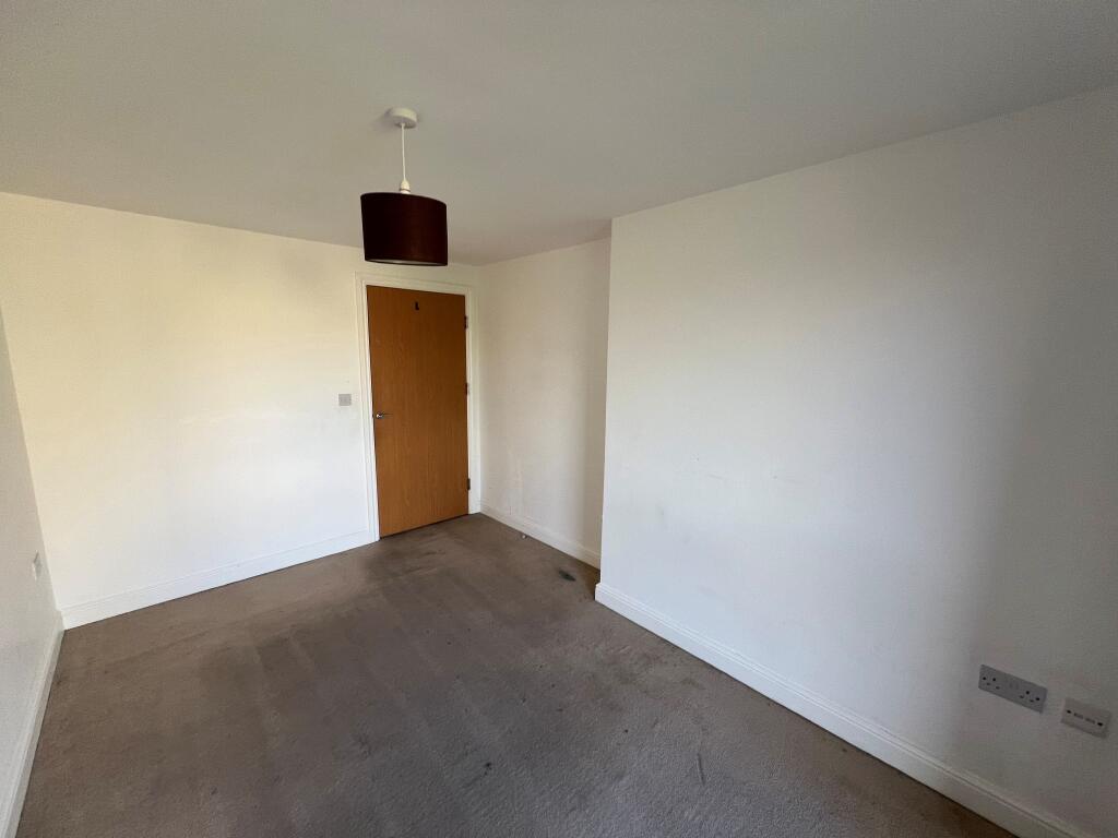 Apartment in Crawley, Three Bridges - More