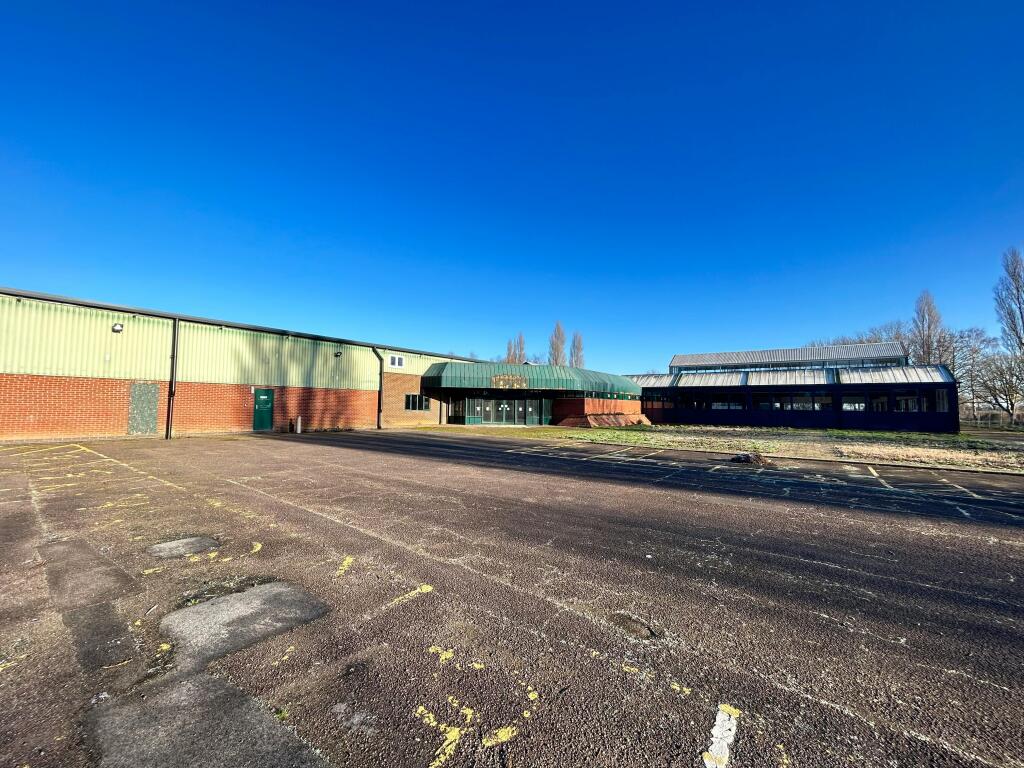 Parking and entrance 2 5083.jpg