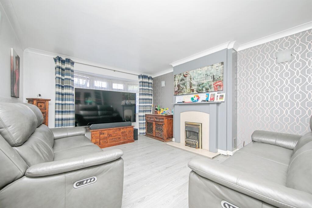 5-bed detached on Pembroke Gardens, Holland-On-Sea, Clacton-On-Sea, £340,000