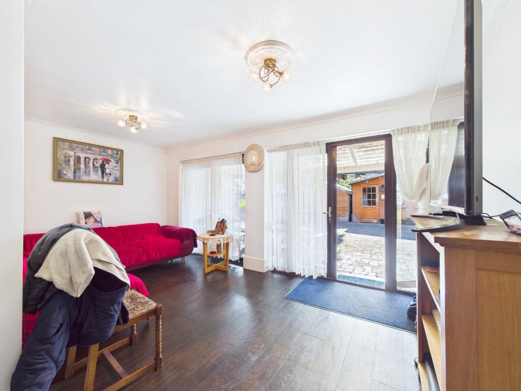 House in Romford - More