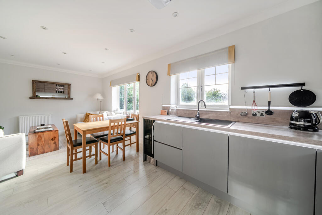 Apartment in Weybridge - View 3