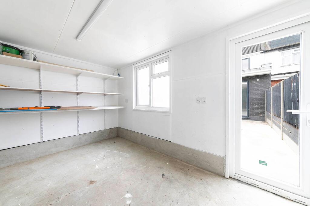 5 bedroom semi-detached house for rent