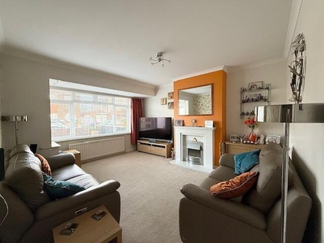 Hythe Field Avenue, Egham, Surrey, TW20 photo 2