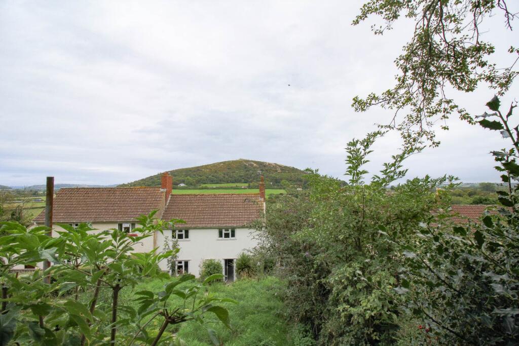 **Loxton**Beautifully Presented**150` Garden with Studio**3 Bedrooms**Open Plan Kit/Dining/Living Room**