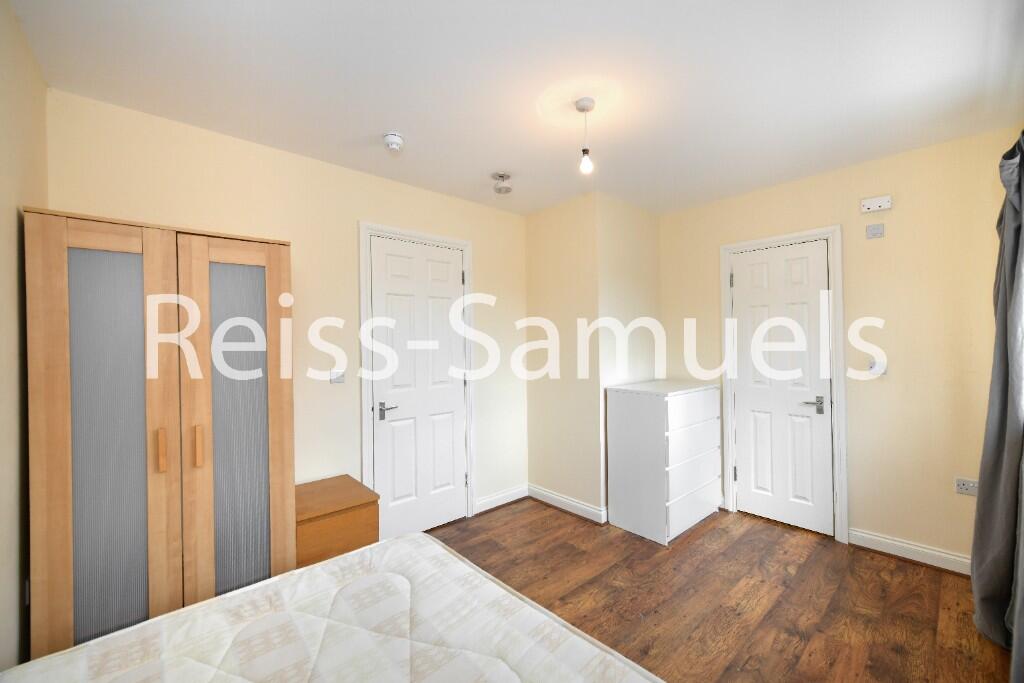 5 bedroom semi-detached house for rent