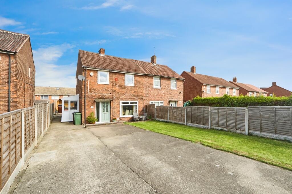 2-bed semi-detached on Ganners Way, Leeds, £190,000