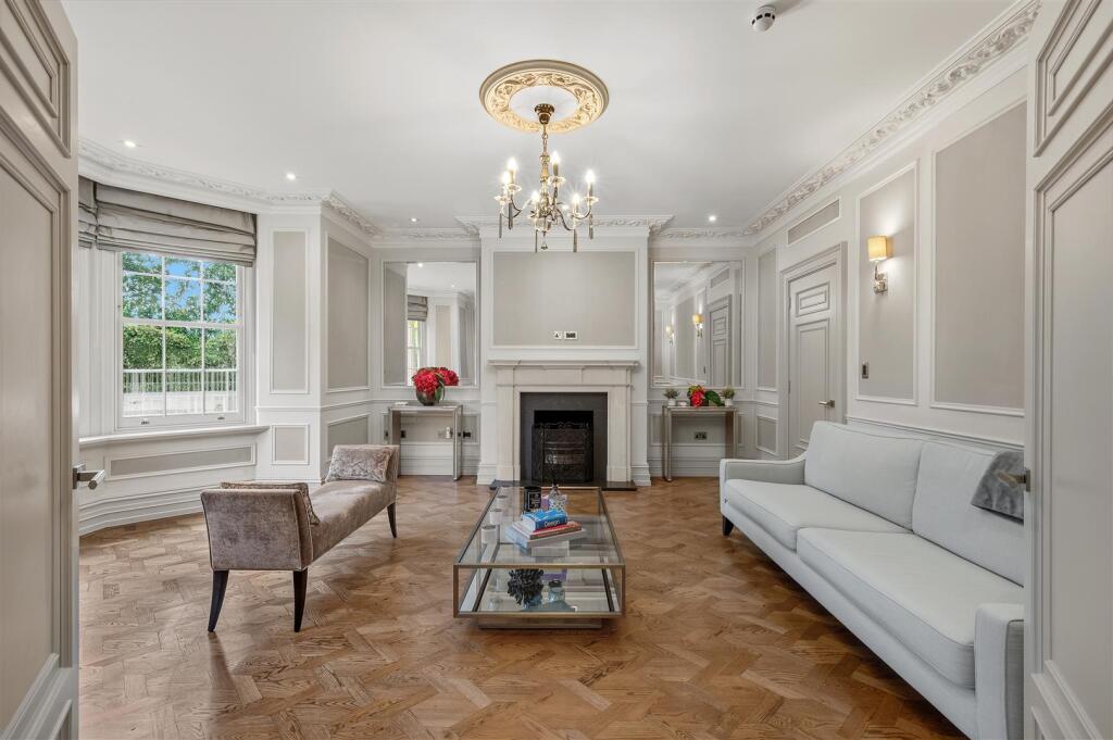 House in London, Copse Hill, Raynes Park - More