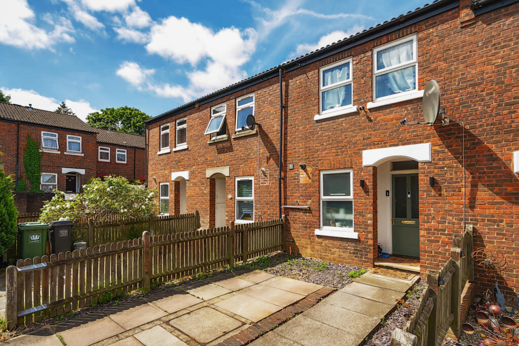 2-bed terraced on Lonsdale Close, London, £435,000
