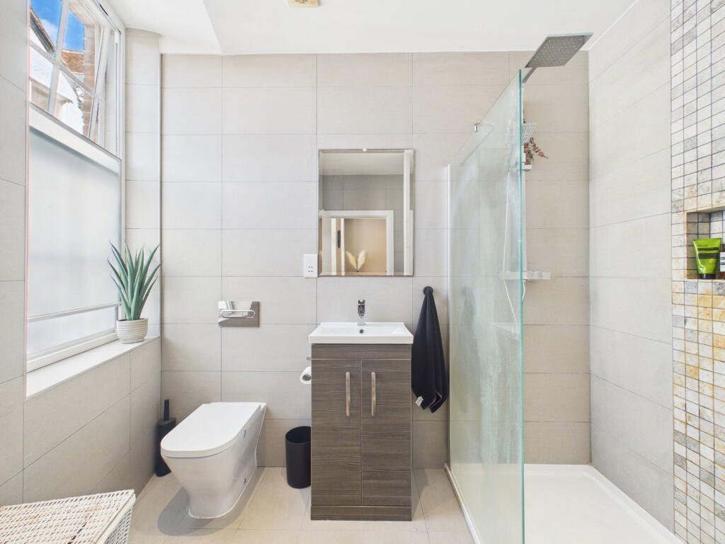 Apartment in Horsham, New Town - More